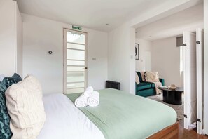 1 Schlafzimmer, Schreibtisch, Bügeleisen/Bügelbrett, Reisekinderbett