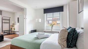 1 slaapkamer, een bureau, een strijkplank/strijkijzer, reisbedje