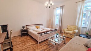 Iron/ironing board, free WiFi - Spacious 2BR Apt Long Stay in Vienna (Vienna)