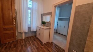 Departamento básico | Tabla de planchar con plancha y wifi gratis 