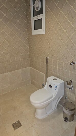 Deluxe dubbelrum - utsikt mot staden | Badrum | Gratis toalettartiklar, hårtork, tofflor och handdukar