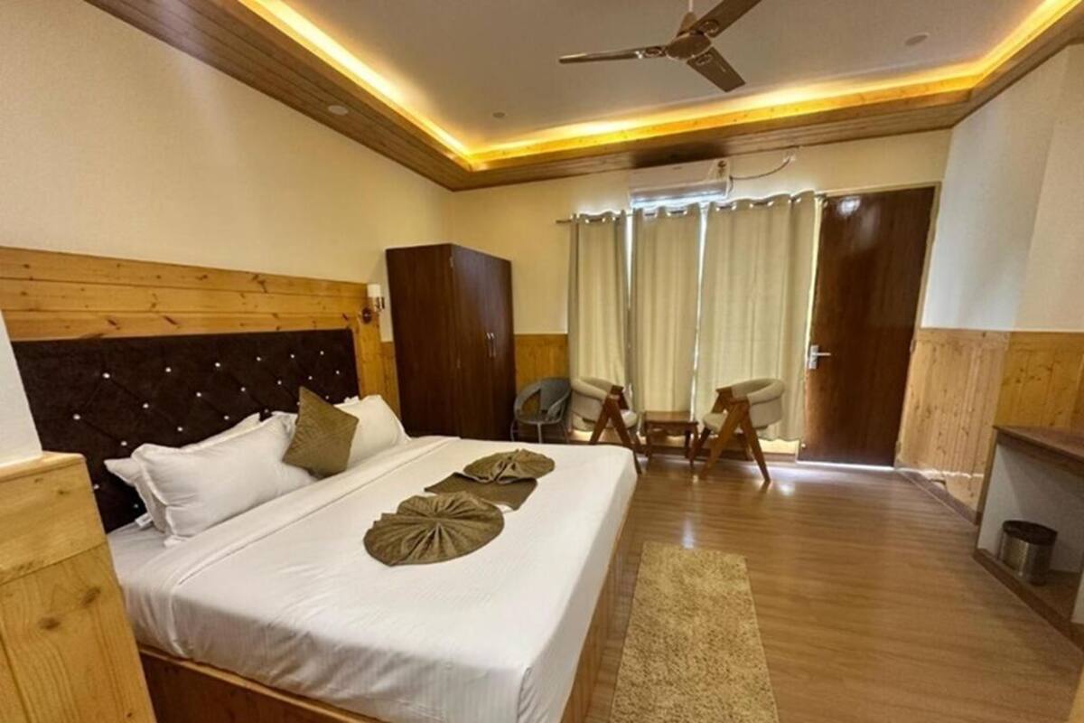 Deluxe Room, Balcony | Free WiFi