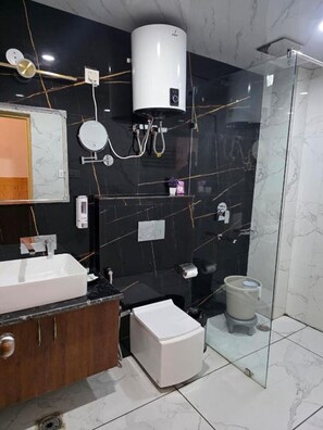 Basic Room | Bathroom | Shower