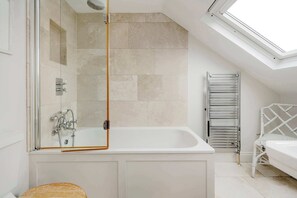 Douche, sèche-cheveux, serviettes fournies