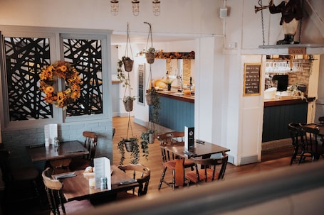 Restaurant. Fox and Hounds Inn
