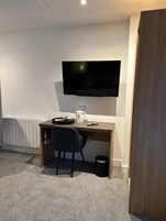 Suite Deluxe | Escritorio y espacio para trabajar con un portátil