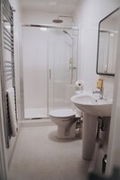 Habitación Deluxe doble | Baño | Ducha, secador de pelo, toallas y jabón