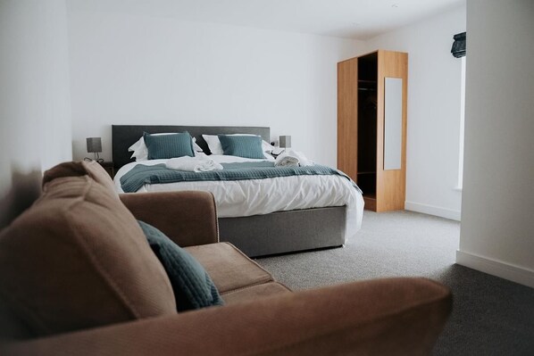 Suite Deluxe | Escritorio, espacio para trabajar con laptop y insonorización 