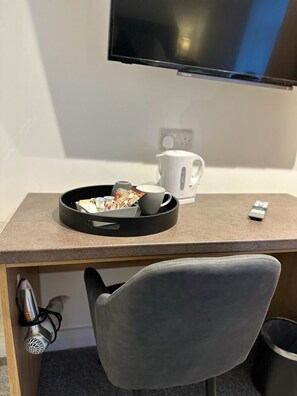 مكتب ومساحة عمل للكمبيوتر المحمول وواي فاي مجانًا