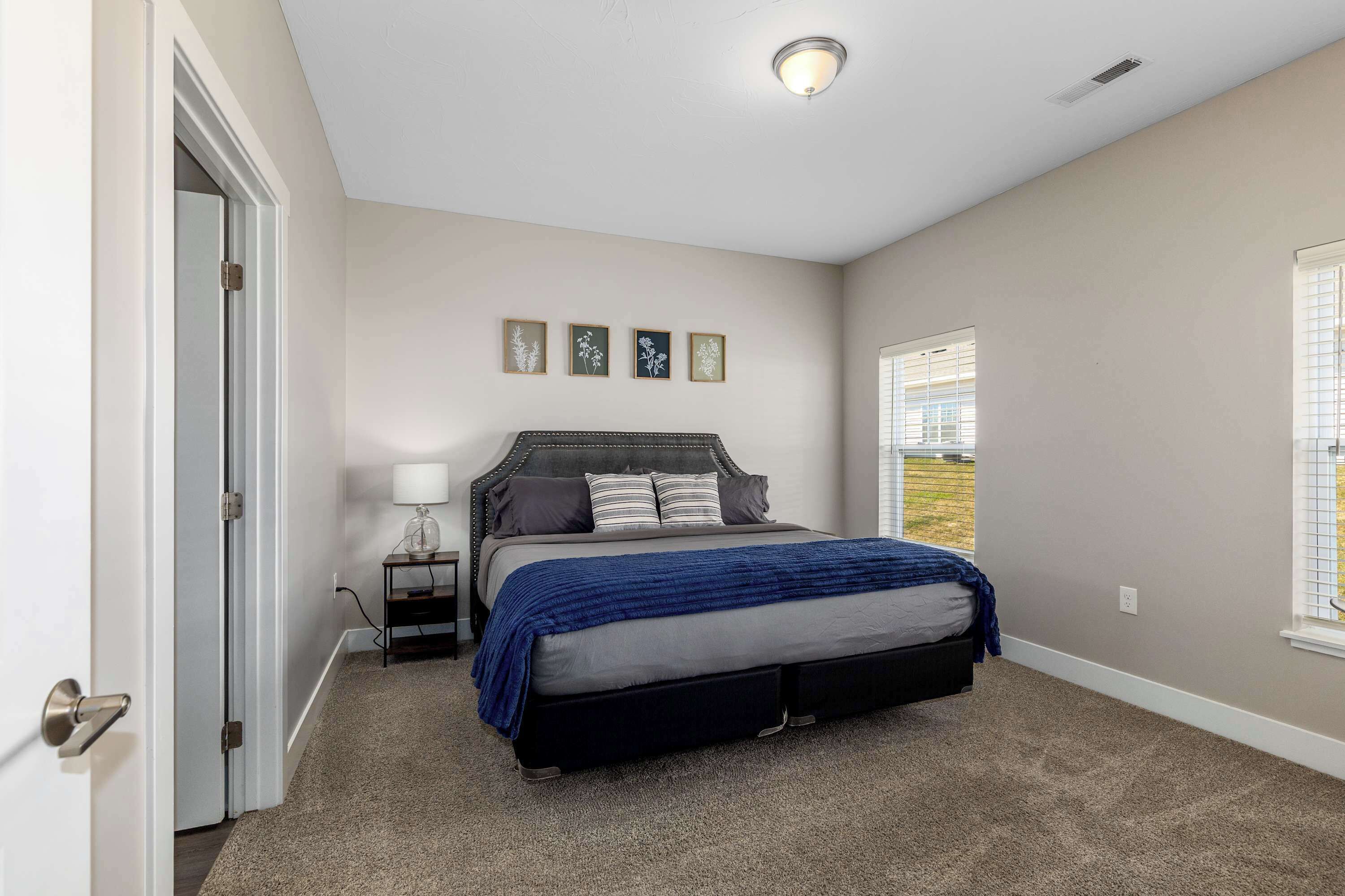 Escritorio, tabla de planchar con plancha, cuna de viaje y wifi 