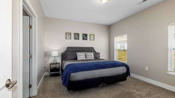 Escritorio, tabla de planchar con plancha, cuna de viaje y wifi