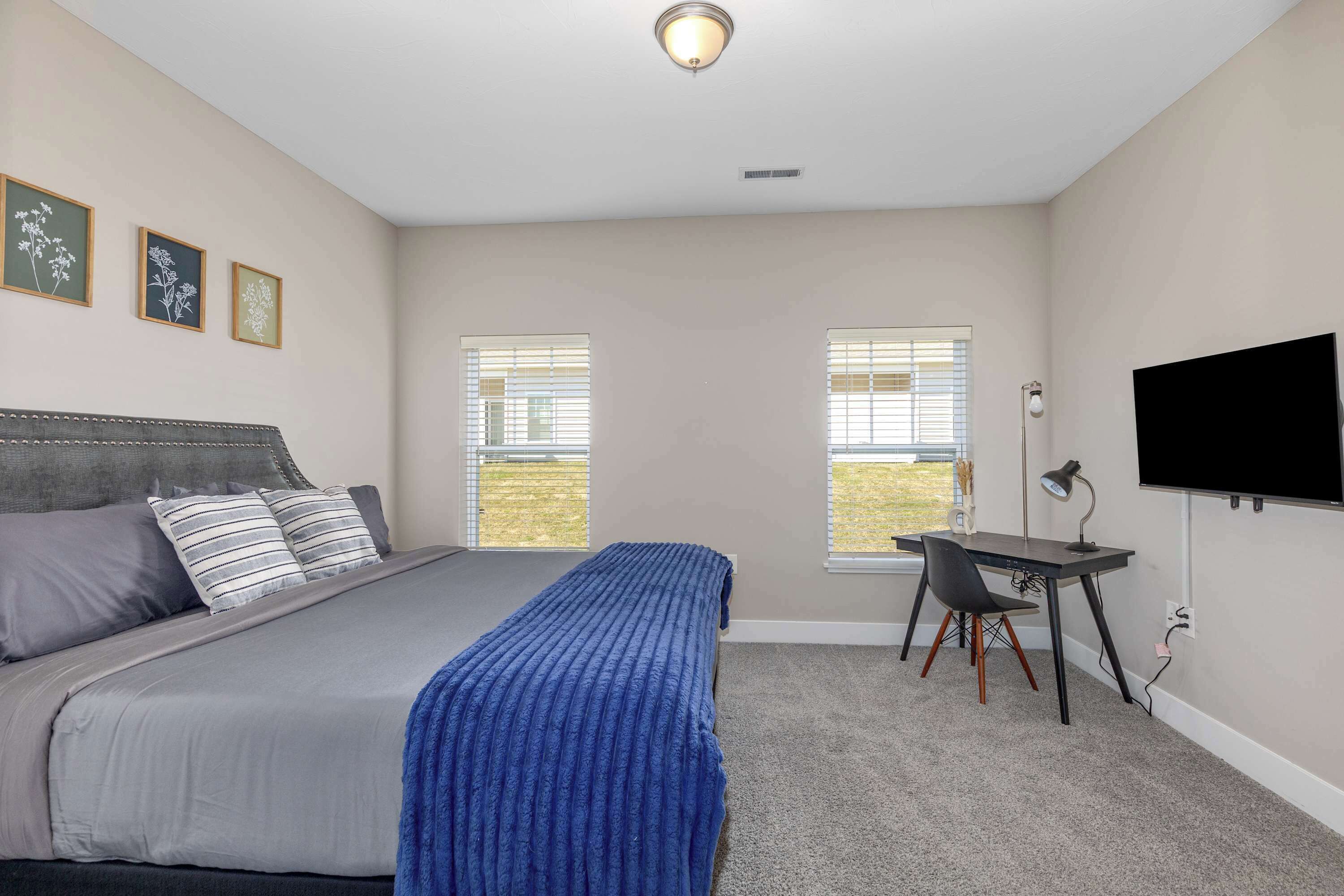 Een bureau, een strijkplank/strijkijzer, reisbedje, wifi