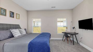 Een bureau, een strijkplank/strijkijzer, reisbedje, wifi