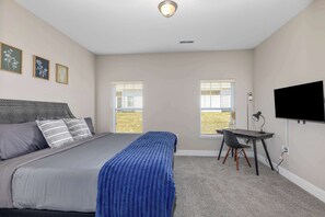 Bureau, fer et planche à repasser, lit parapluie, Wi-Fi