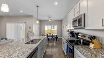 Kjøleskap, mikrobølgeovn, ovn og kokeplater