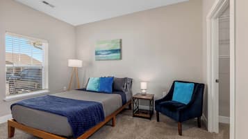 Escritorio, tabla de planchar con plancha, cuna de viaje y wifi