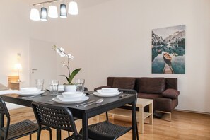 Apartamento básico | Ferros/tábuas de passar roupa, Wi-Fi de cortesia