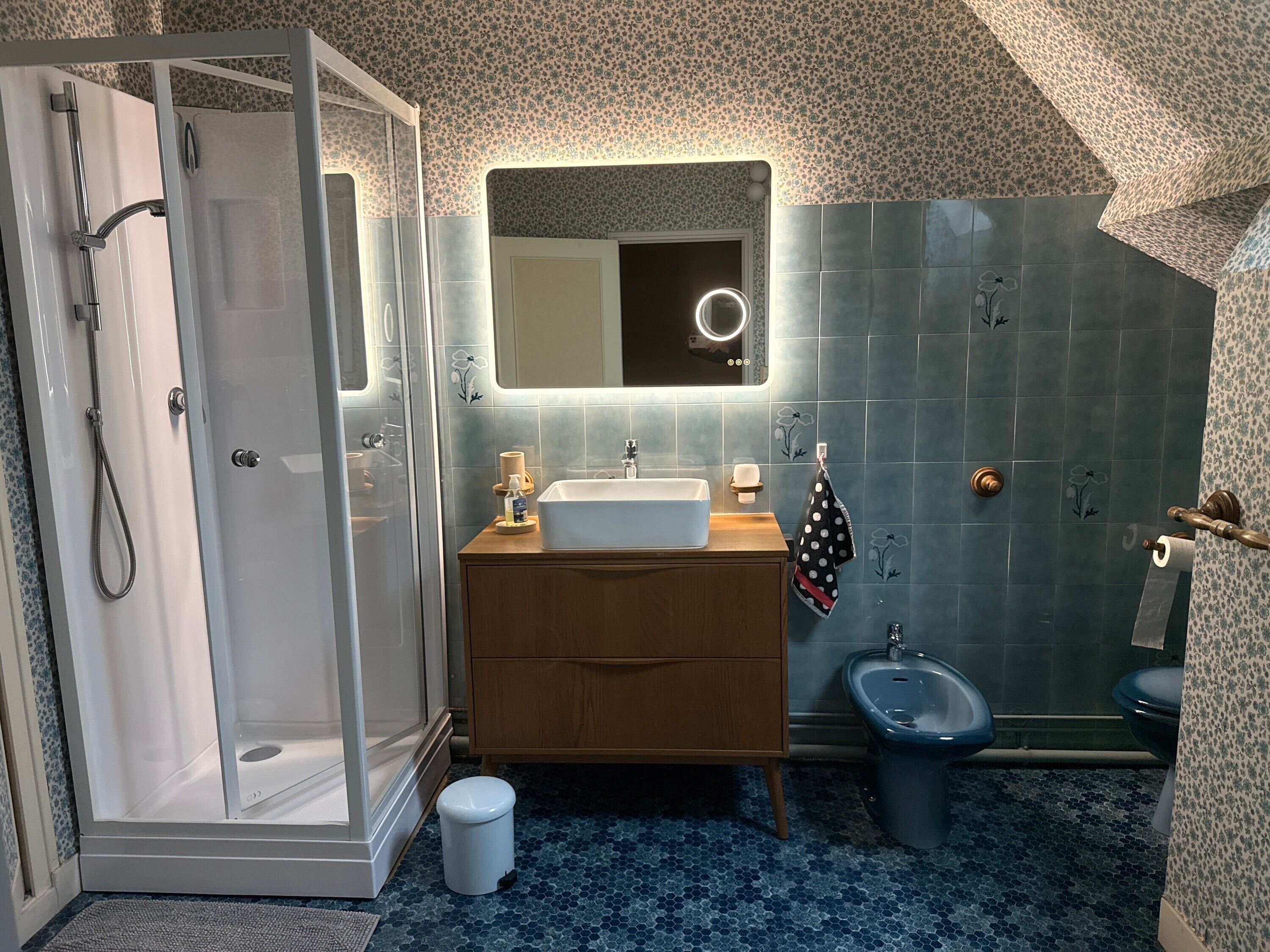 Een douche, een haardroger, handdoeken