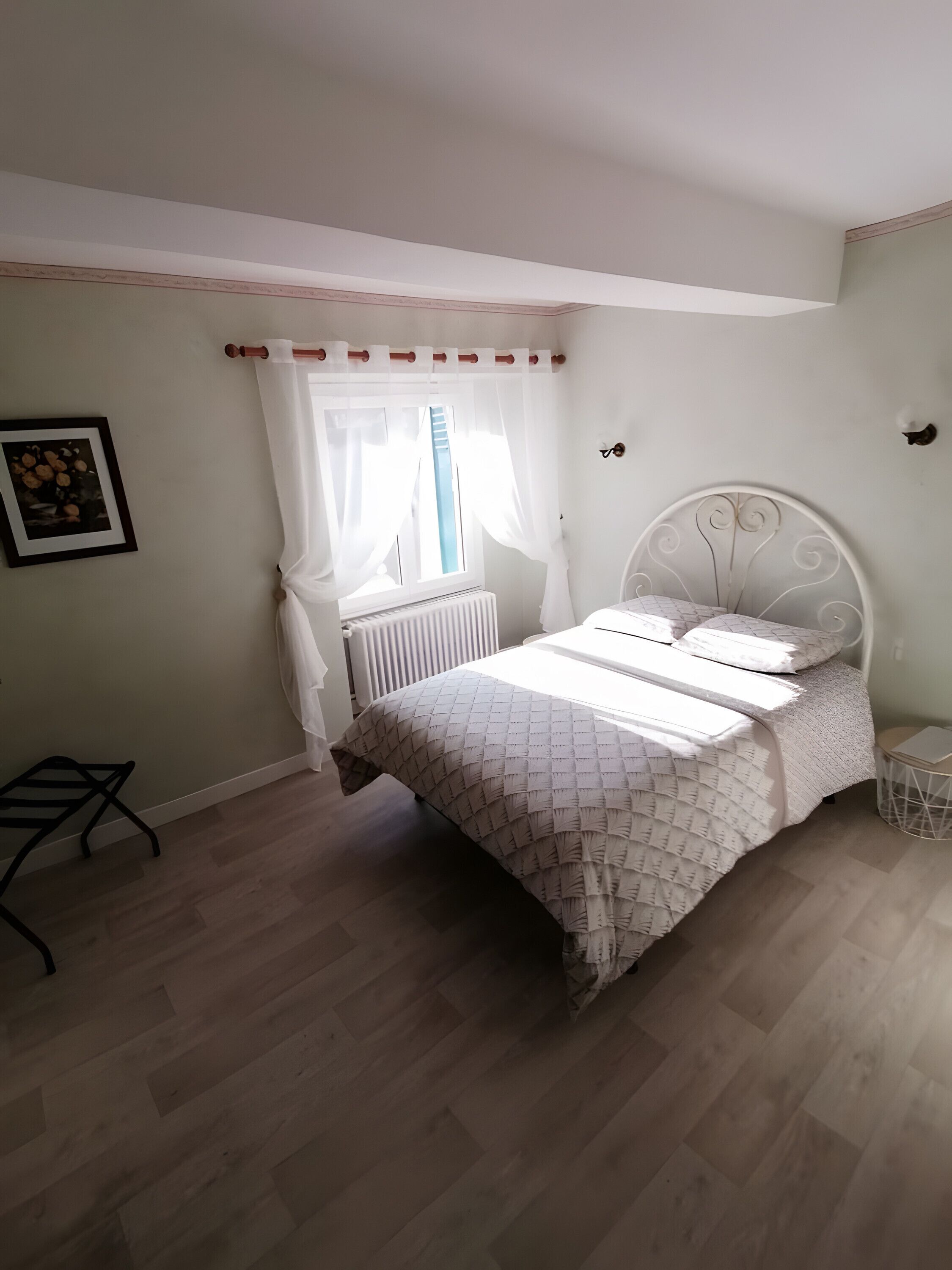 3 habitaciones, tabla de planchar con plancha, wifi y ropa de cama 