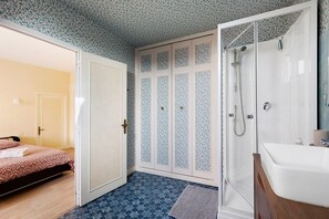 Chuveiro, secador de cabelo, toalhas de banho 