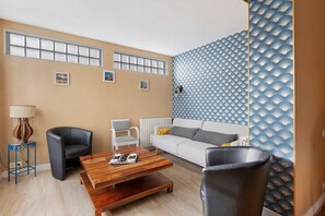 TV - Gîte Du Centre with Private Terrace and Wi-Fi (Romorantin-Lanthenay)