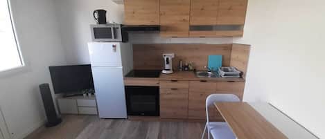 ثلاجة، ميكروويف، فرن، موقد طهي مسطح