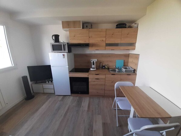 Réfrigérateur, micro-ondes, four, plaque de cuisson