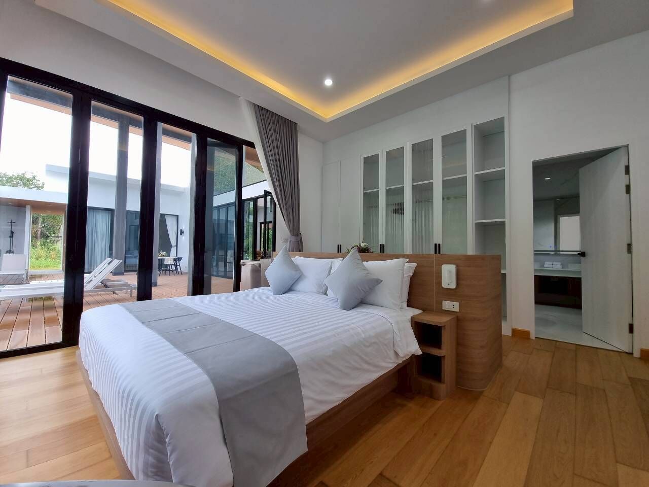 Luxury-Villa, Bergblick | Zimmersafe, Verdunkelungsvorhänge, schallisolierte Zimmer