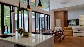 Vila superluxo, vista para a montanha | Opções para refeição no quarto