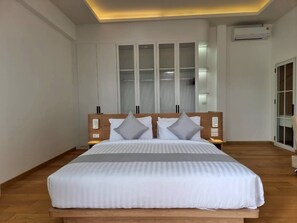 Vila superluxo, vista para a montanha | Cofres nos quartos, cortinas blackout, quartos à prova de som