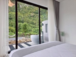 Villa Luxury, vista montagna | Una cassaforte in camera, tende oscuranti, insonorizzazione