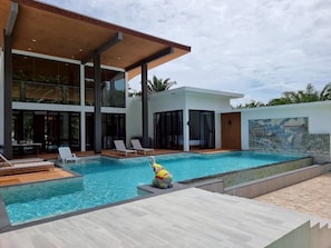 Vista frontal de la propiedad