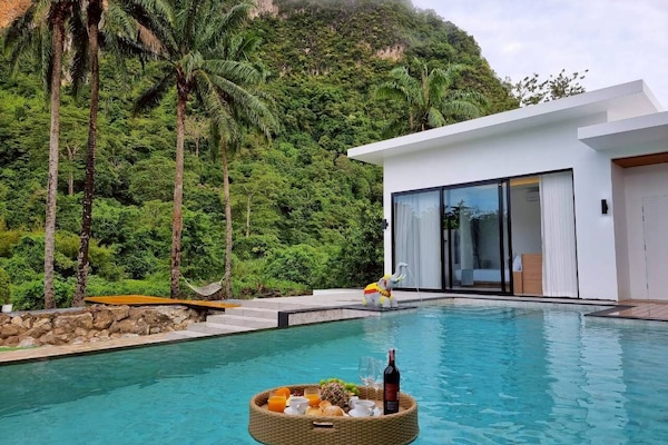 สระว่ายน้ำกลางแจ้ง