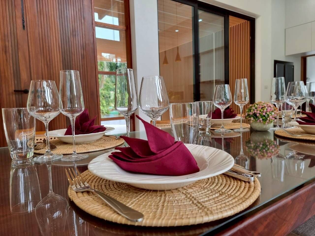 تناول الطعام داخل الغرفة