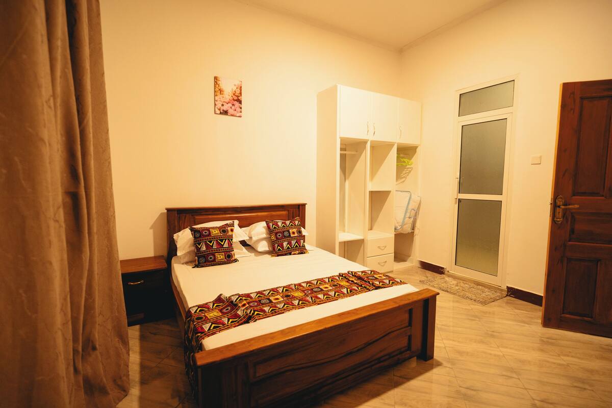 Desk, laptop workspace, iron/ironing board, free WiFi