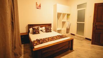 Schreibtisch, laptopgeeigneter Arbeitsplatz, Bügeleisen/Bügelbrett