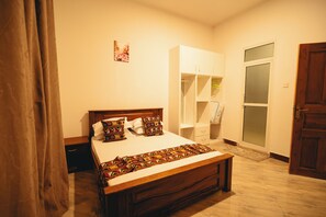 Desk, laptop workspace, iron/ironing board, free WiFi - Freedomhomesairbnb (Arusha)