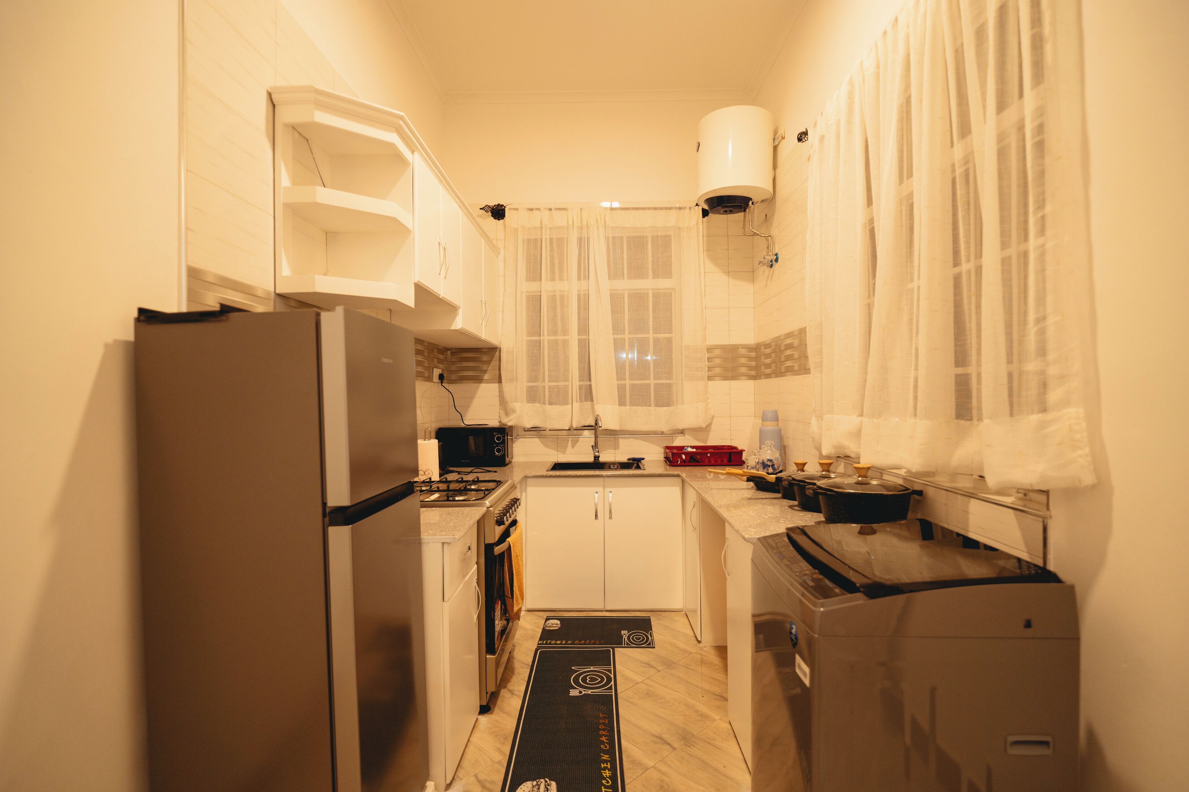 Apartamento Confort | Cocina privada | Microondas, horno y utensilios de cocina