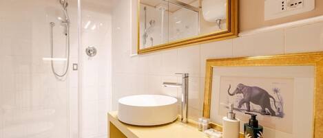 Haartrockner, Handtücher, Seife, Toilettenpapier