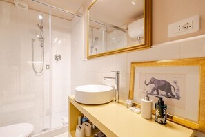 SĂšche-cheveux, serviettes fournies, savon, papier toilette