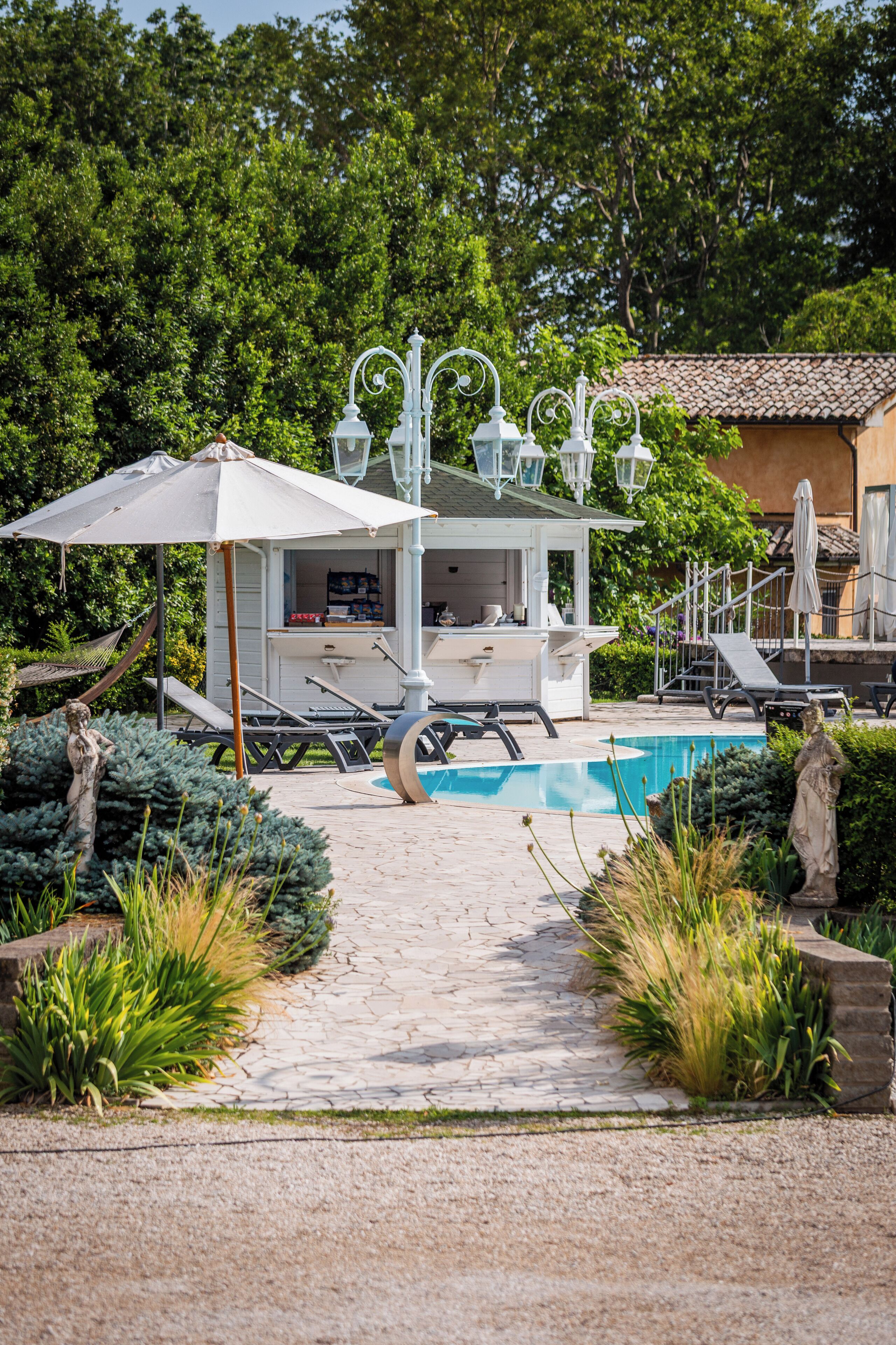 Bar en bord de piscine