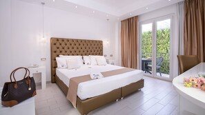 Chambre Double Classique, balcon, vue ville | Coffres-forts dans les chambres, rideaux occultants