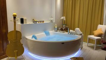 Suite Junior, balcon, vue jardin | Bain à remous privé