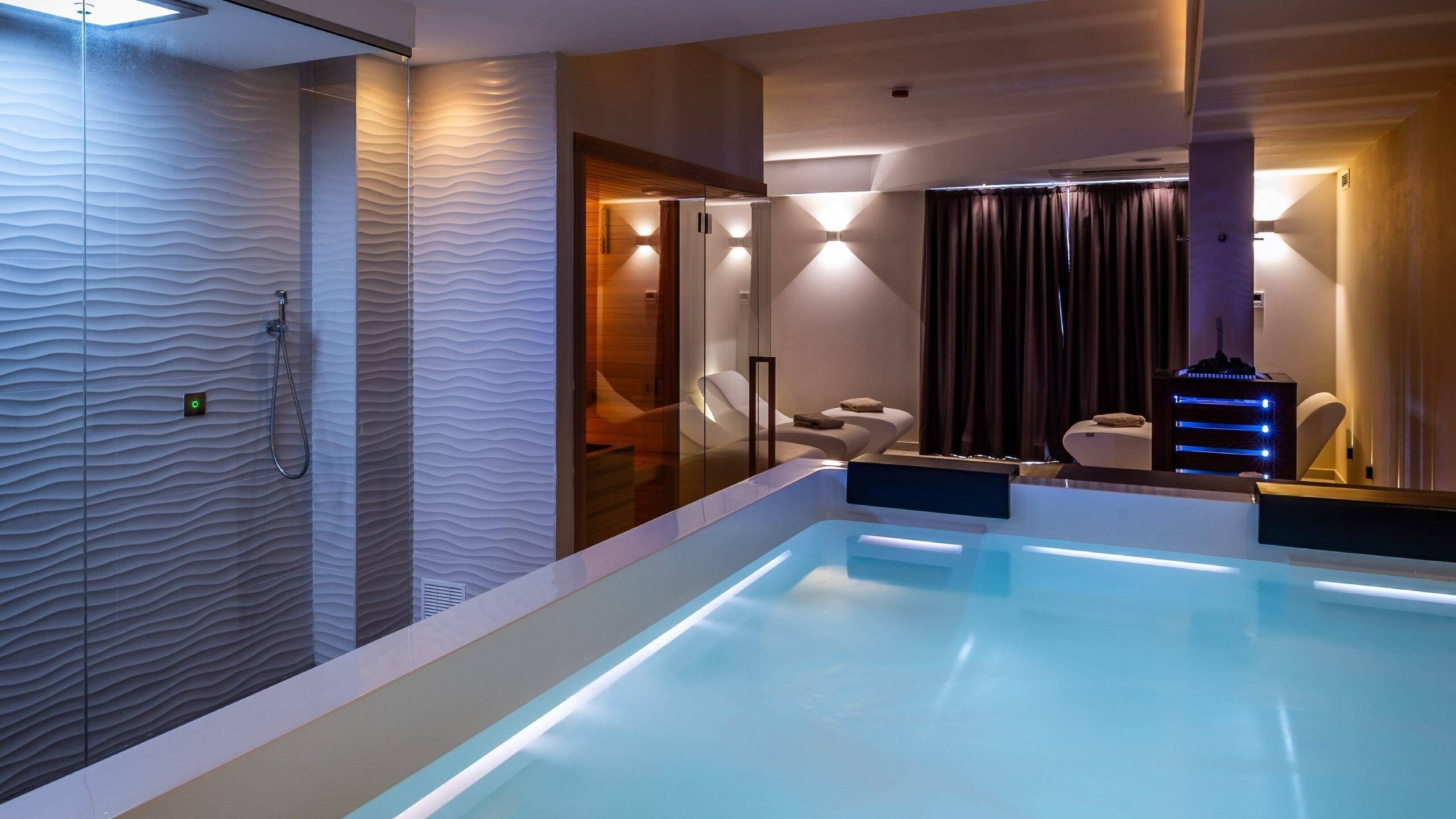 Een sauna, een bubbelbad, een stoombad, lichaamsbehandelingen