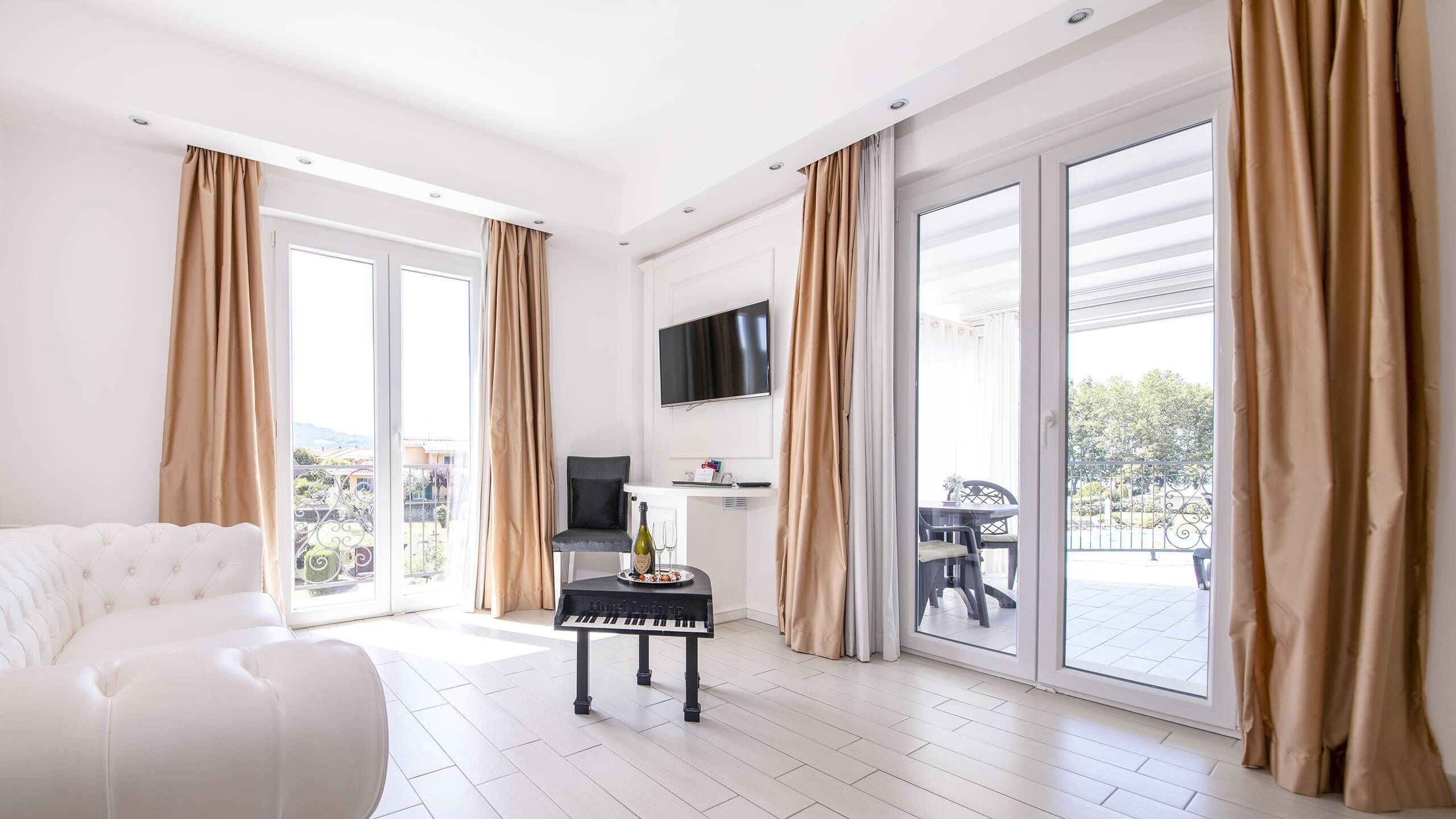 デラックス スイート プライベートプール レイクビュー | セーフティボックス (室内)、遮光カーテン、防音設備、WiFi (無料)