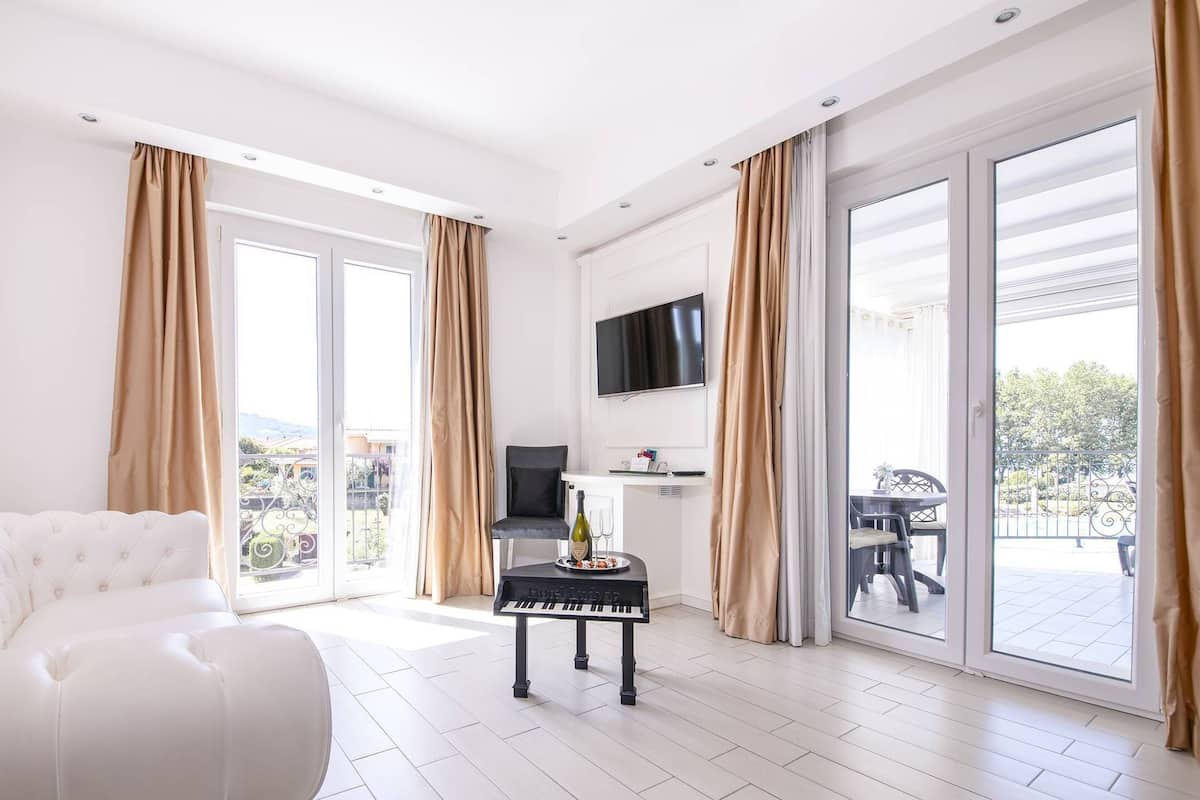 Suite Deluxe, alberca privada, vista al lago | Caja de seguridad en la habitación, cortinas blackout y insonorización