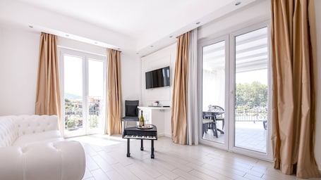 Deluxe Suite, Private Pool, Lake View | In-room safe, blackout drapes, soundproofing, free WiFi. Ludwig Boutique Hotel & Spa