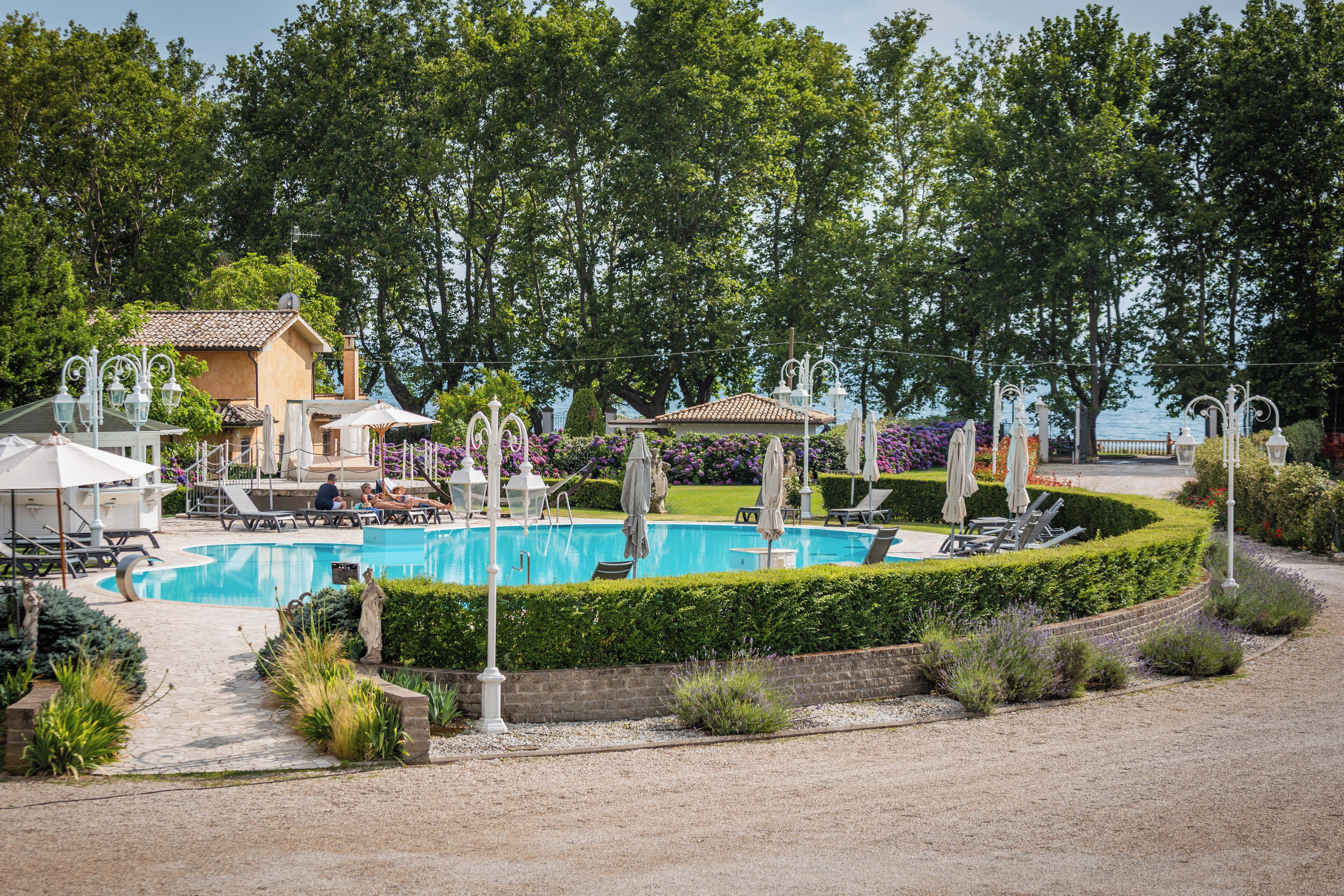 Außenpool (je nach Saison geöffnet), Sonnenschirme, Liegestühle