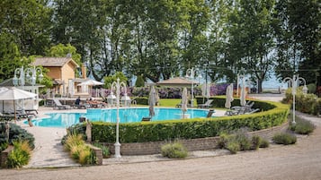 AuĂenpool (je nach Saison geöffnet), Sonnenschirme, LiegestĂŒhle