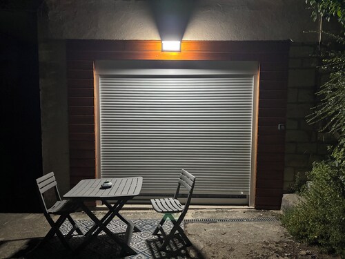 Studio chaleureux avec baby-foot – charme et confort